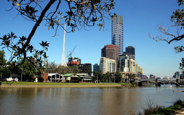 Картинка города -+улицы +площади +набережные дома мост река башня здания кран