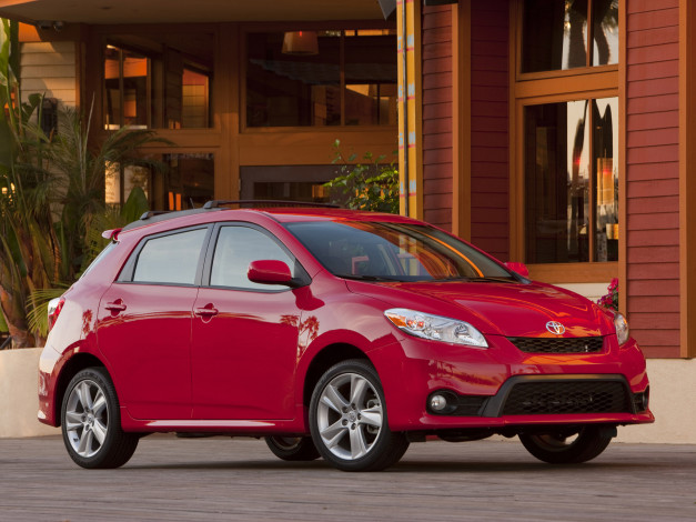 Обои картинки фото автомобили, toyota, здание, тойота, красная