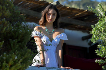 Картинка девушки -+брюнетки +шатенки декольте бусы calypso a