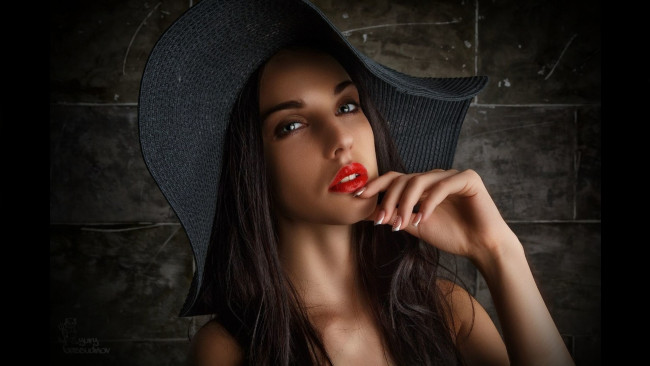 Обои картинки фото alla berger, девушки, алла бергер, alla, berger, шляпа, портрет, лицо, алла, бергер, девушка, красотка, красавица, брюнетка, поза, стройная, тату, татуировка, макияж, взгляд