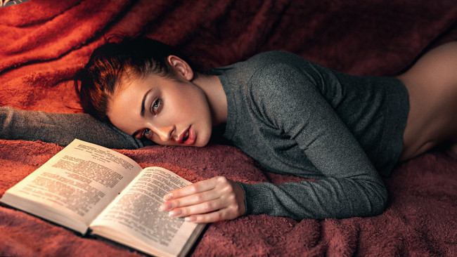 Обои картинки фото alla berger, девушки, алла бергер, alla, berger, алла, красный, серый, книга, бергер, девушка, красотка, красавица, брюнетка, поза, стройная, тату, татуировка, макияж, взгляд