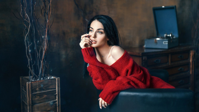 Обои картинки фото alla berger, девушки, алла бергер, alla, berger, красный, свитер, кофта, алла, бергер, девушка, красотка, красавица, брюнетка, поза, стройная, тату, татуировка, макияж, взгляд