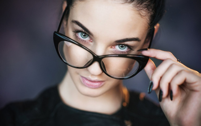 Обои картинки фото alla berger, девушки, алла бергер, alla, berger, портрет, очки, флирт, алла, бергер, девушка, красотка, красавица, брюнетка, поза, стройная, макияж, взгляд