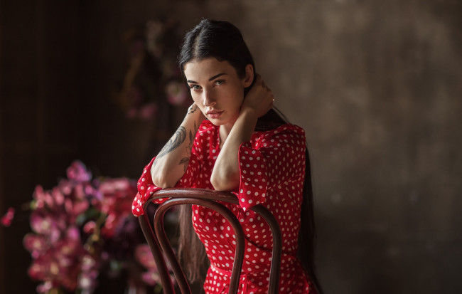Обои картинки фото alla berger, девушки, алла бергер, alla, berger, платье, красный, цветы, алла, бергер, девушка, красотка, красавица, брюнетка, поза, стройная, тату, татуировка, макияж, взгляд