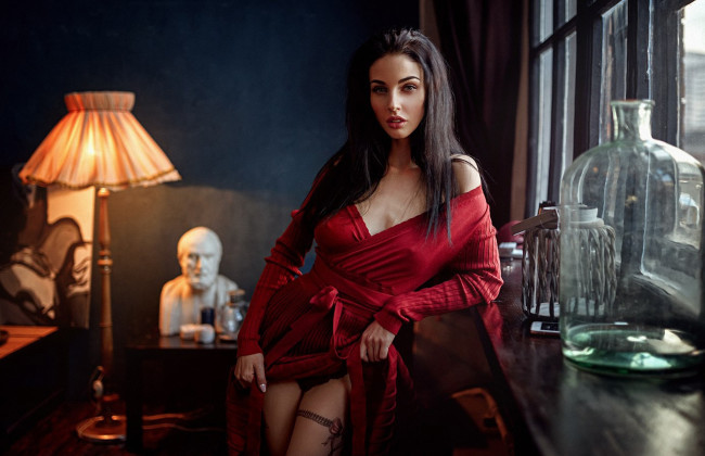 Обои картинки фото alla berger, девушки, алла бергер, alla, berger, алла, красный, юбка, банка, торшер, бергер, девушка, красотка, красавица, брюнетка, поза, стройная, тату, татуировка, макияж, взгляд