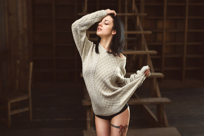 Обои картинки фото alla berger, девушки, алла бергер, alla, berger, свитер, кофта, алла, бергер, девушка, красотка, красавица, брюнетка, поза, стройная, тату, татуировка, макияж, взгляд