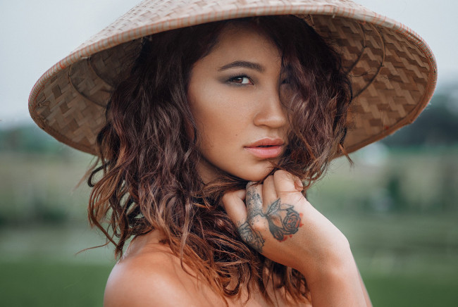 Обои картинки фото девушки, - лица,  портреты, девушка, модель, азиатка, рыжеволосая, взгляд, лицо, макияж, татуировка, роза, шляпа, солома, красотка, сексуальная