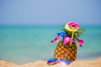 Картинка еда напитки +коктейль коктейль пляж ананас очки