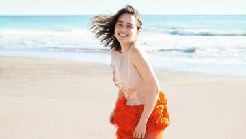 Картинка девушки emilia+clarke шатенка майка юбка берег море