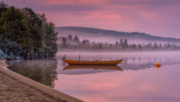 Картинка корабли лодки +шлюпки горы озеро туман лодка