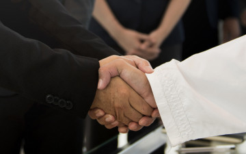 Картинка разное руки +ноги рукопожатие