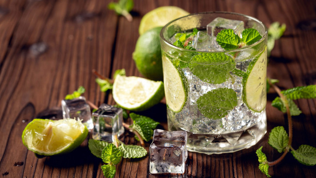 Обои картинки фото еда, напитки,  коктейль, коктейль, мята, лед, лайм