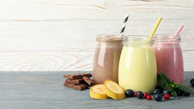 Обои картинки фото еда, напитки,  коктейль, коктейль, шоколад, ягоды, банан