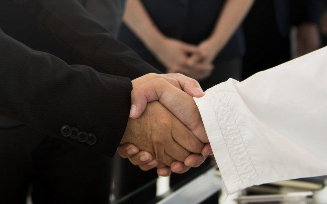 Обои картинки фото разное, руки,  ноги, рукопожатие