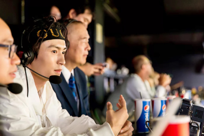 Обои картинки фото разное, знаменитости, zhang, zhehan, люди, трибуна