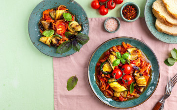 Картинка еда овощи овощное рагу помидоры кабачок базилик