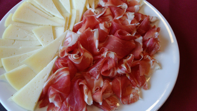 Обои картинки фото еда, разное, сыр, ветчина, прошутто, макро