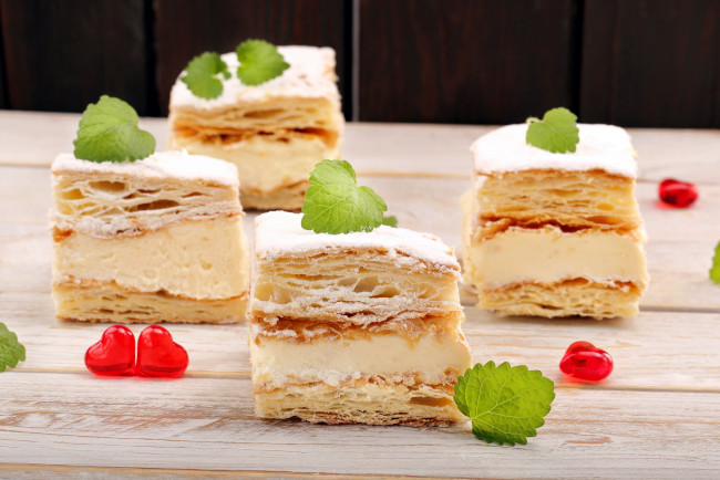 Обои картинки фото еда, пирожные,  кексы,  печенье, мята, слоеные, крем