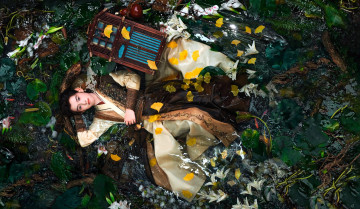 Картинка кино+фильмы fangs+of+fortune парень наряд цветы озеро