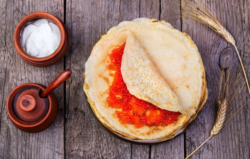 Картинка еда блины +оладьи маслeница икра пшеница деревянная поверхность русский