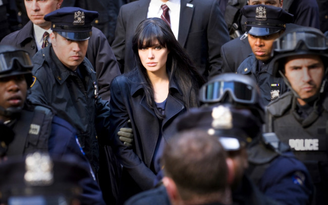 Обои картинки фото кино фильмы, salt, angelina, jolie, агент, полицейские