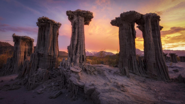 Обои картинки фото limestone tufa pillars at mono lake, california, природа, горы, limestone, tufa, pillars, at, mono, lake