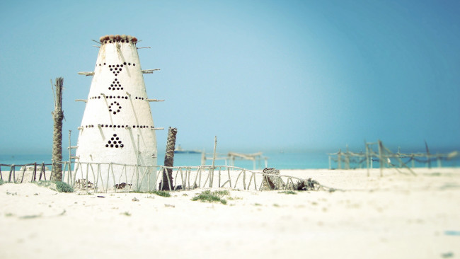 Обои картинки фото разное, сооружения, постройки, песок, забор