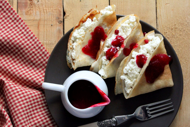 Обои картинки фото еда, блины, оладьи, творог, сироп, вилка, блинчики