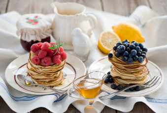 обоя еда, блины,  оладьи, малина, оладьи, мёд, черника, ягоды, блинчики