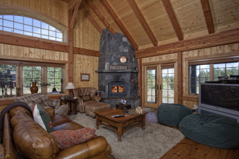 Картинка интерьер гостиная диван камин