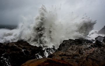Картинка природа стихия прибой скалы пена брызги