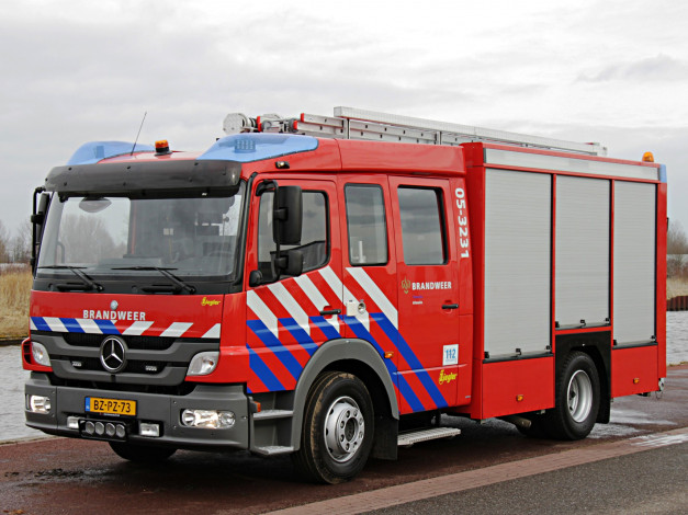 Обои картинки фото автомобили, пожарные машины, brandweer, 1426f, atego, mercedes-benz, ziegler