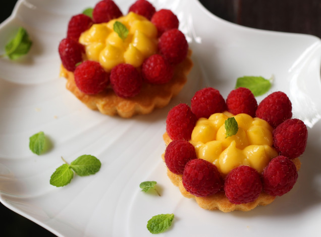 Обои картинки фото еда, пирожные,  кексы,  печенье, сладкое, крем, малина, десерт