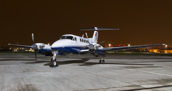 Обои картинки фото авиация, пассажирские самолёты, ночь, аэродром, стоянка, самолёт