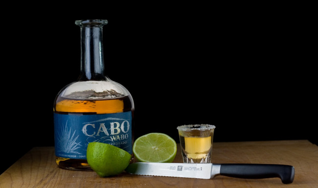 Обои картинки фото mas tequila, бренды, бренды напитков , разное, стопка, бутылка, нож, текила, лайм