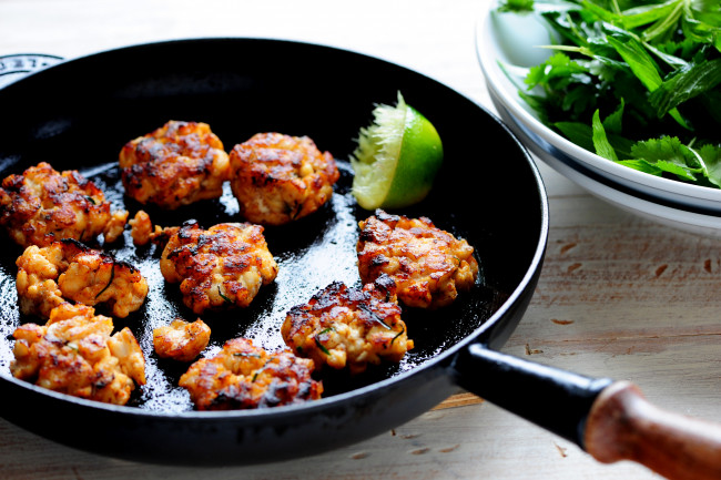 Обои картинки фото еда, мясные блюда, лайм, жареное, мясо