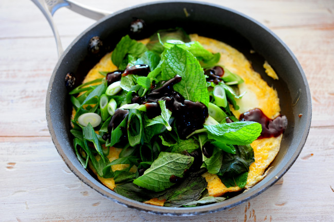 Обои картинки фото еда, Яичные блюда, зелень, соус, яйца