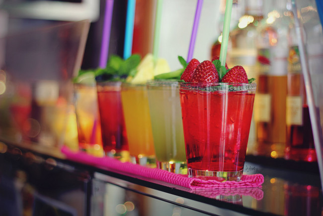 Обои картинки фото еда, напитки,  коктейль, клубника, коктейль