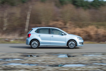 Картинка автомобили volkswagen bluemotion polo typ 6r uk-spec 5-door 2014г