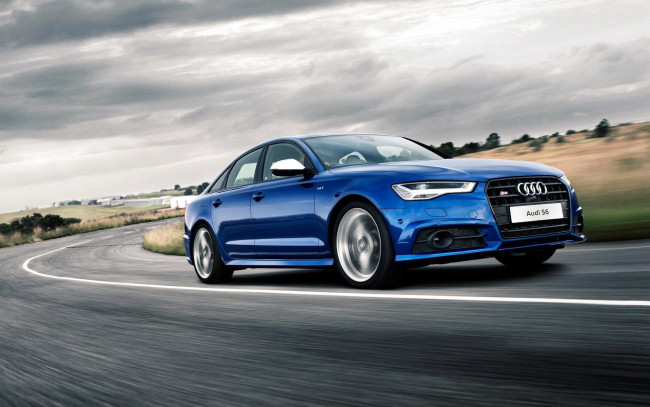 Обои картинки фото автомобили, audi, ауди, s6, синяя, тучи, скорость, дорога, трасса, шоссе, поворот