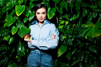 Картинка музыка серебро рубашка лицо певица макияж елена темникова джинсы девушка фотосессия