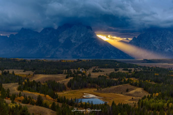 Картинка природа горы луч тучи деревья озеро долина