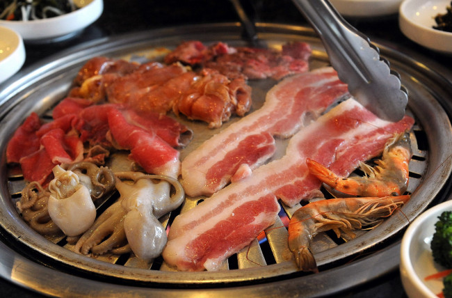 Обои картинки фото еда, шашлык,  барбекю, креветки, бекон, барбекю