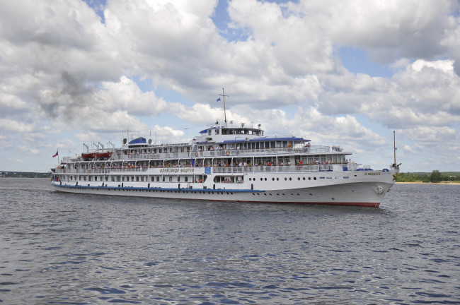 Обои картинки фото александр фадеев, корабли, теплоходы, александр, фадеев, река, круиз, теплоход