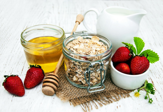 Обои картинки фото еда, мюсли,  хлопья, клубника, молоко, мед, хлопья