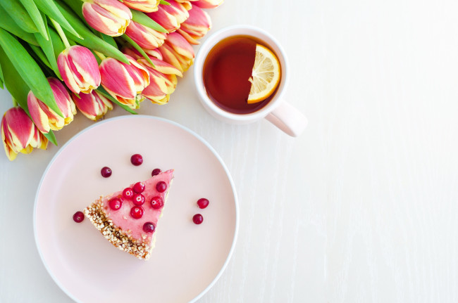 Обои картинки фото еда, торты, цветы, ягоды, лимон, чай, тюльпаны, торт
