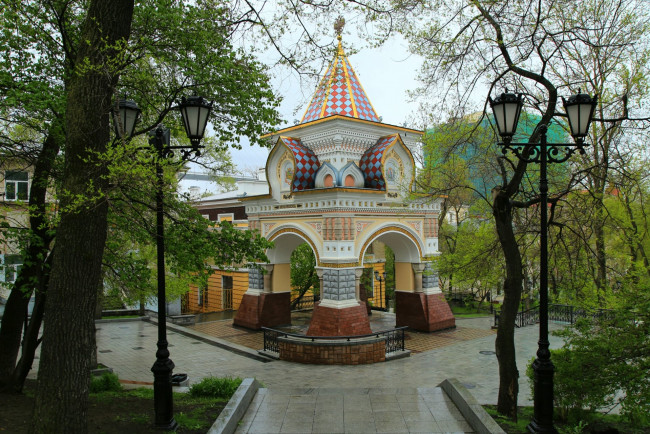 Обои картинки фото владивосток, города, - здания,  дома, город, россия, арка, фонари