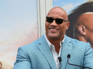 Картинка мужчины dwayne+johnson+ the+rock актер очки пиджак улыбка микрофоны