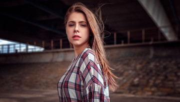 Картинка девушки -+брюнетки +шатенки брюнетка женщины на открытом воздухе длинные волосы карие глаза загорелые лицо оливер гиббс клетчатая рубашка оглядываясь через плечо открытый рот oliver gibbs