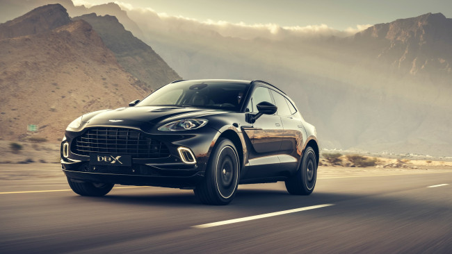 Обои картинки фото aston martin dbx, автомобили, aston martin, черный, дорога, скорость, горы